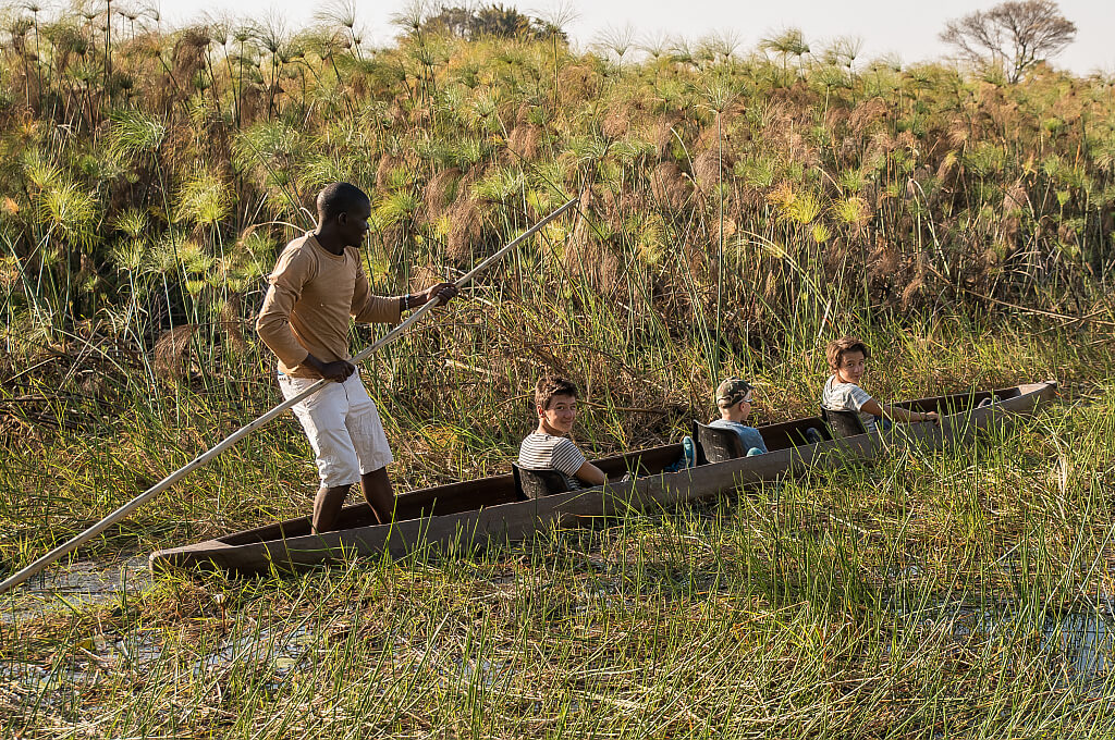 Mit dem traditionellen Einbaum, dem sogenannten Mokoro, geht es durch das Okavango Delta