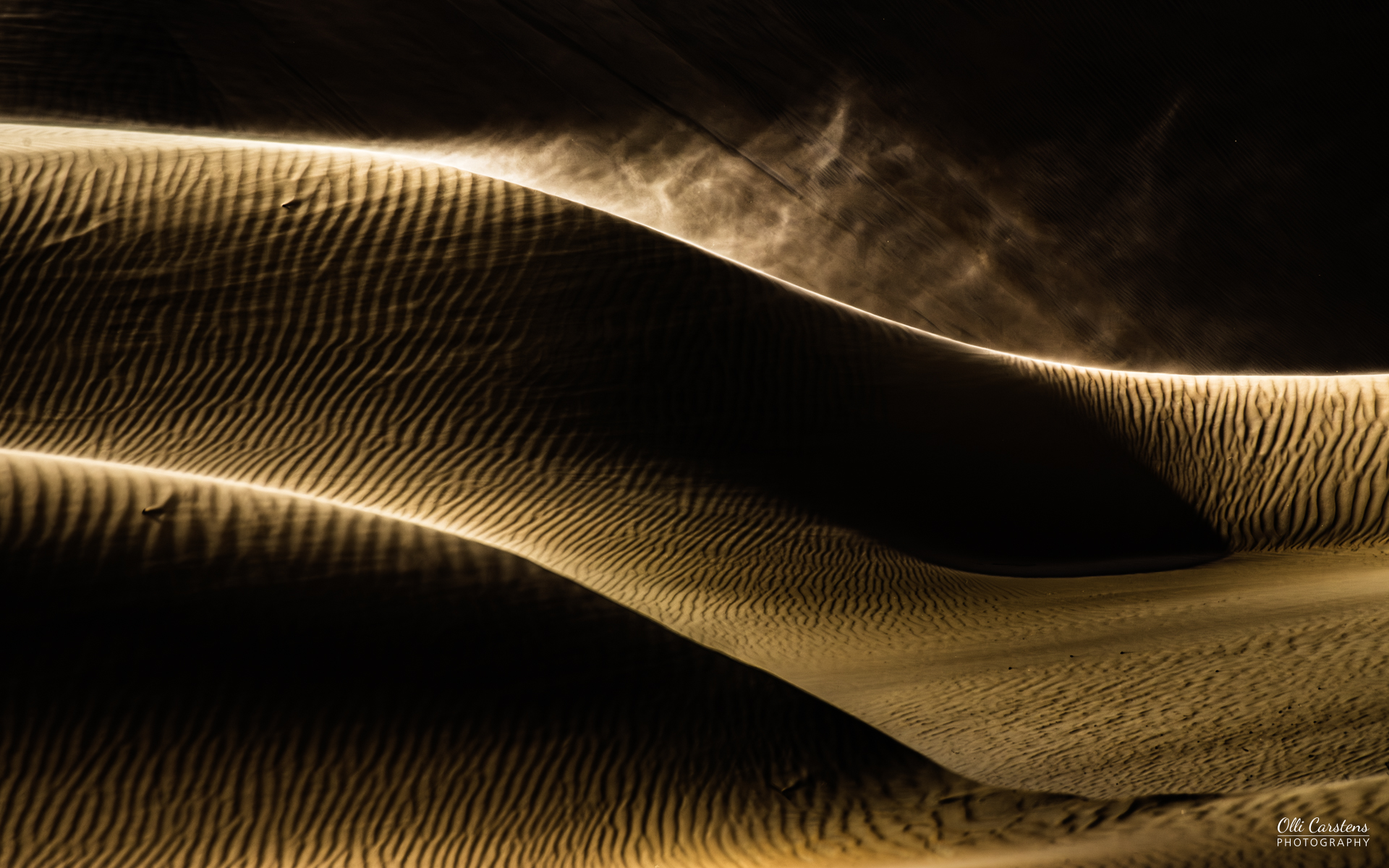 Olli Carstens führt Fotosafaris in Namibia mit Buschmann Safaris durch. Sanfte Sanddünen, beleuchtet von warmem Licht, mit fließenden Formen und Schatten.